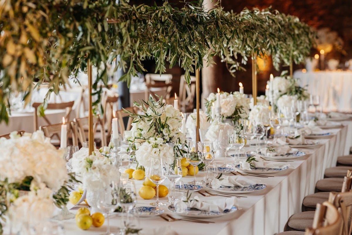 Festlich gedeckter Hochzeitstisch