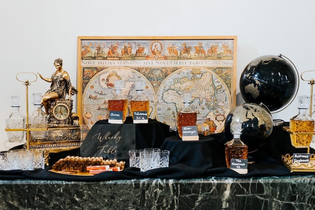 Whisky Table mit Karaffen, Globen und antiker Deko-Uhr