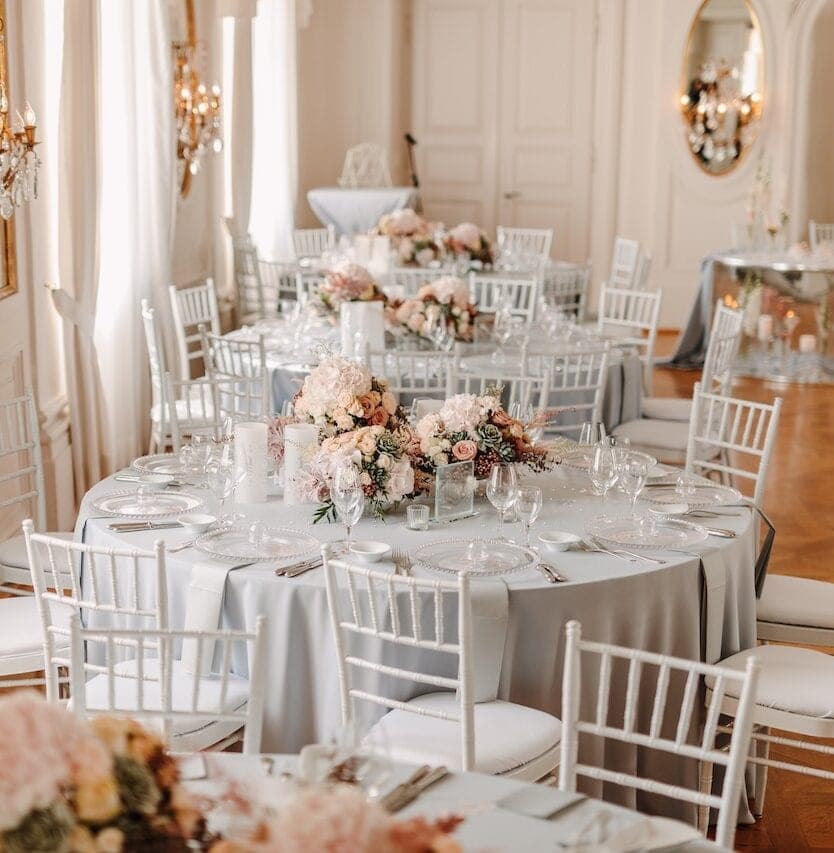 Hochzeitstisch mit Blumen und Kerzen