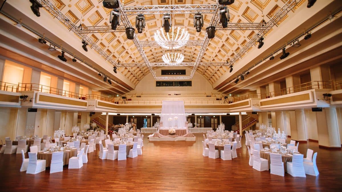 Bénazetsaal im Kurhaus Baden-Baden mit goldener Kassettendecke, Kristall-Kronleuchtern, Galerie und runden Hochzeitstischen