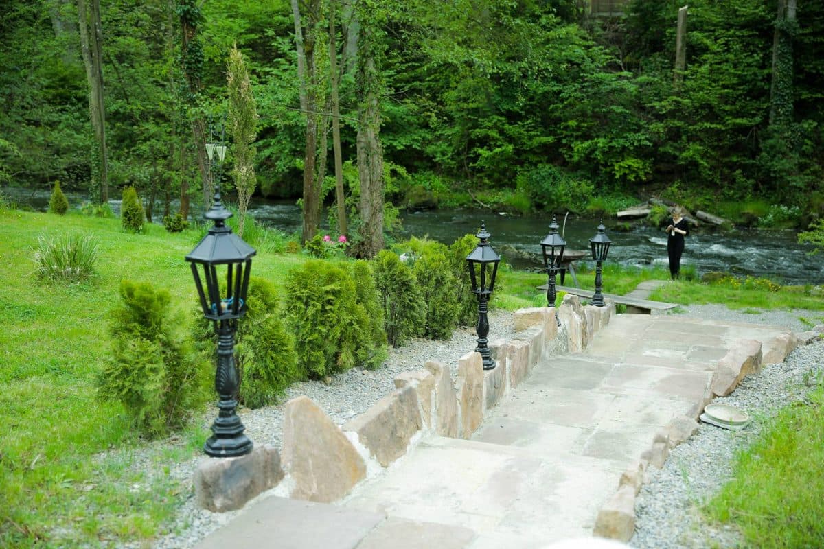 Gartenweg mit Laternen am Fluss Würm im Park des Alten Kurhotels Pforzheim