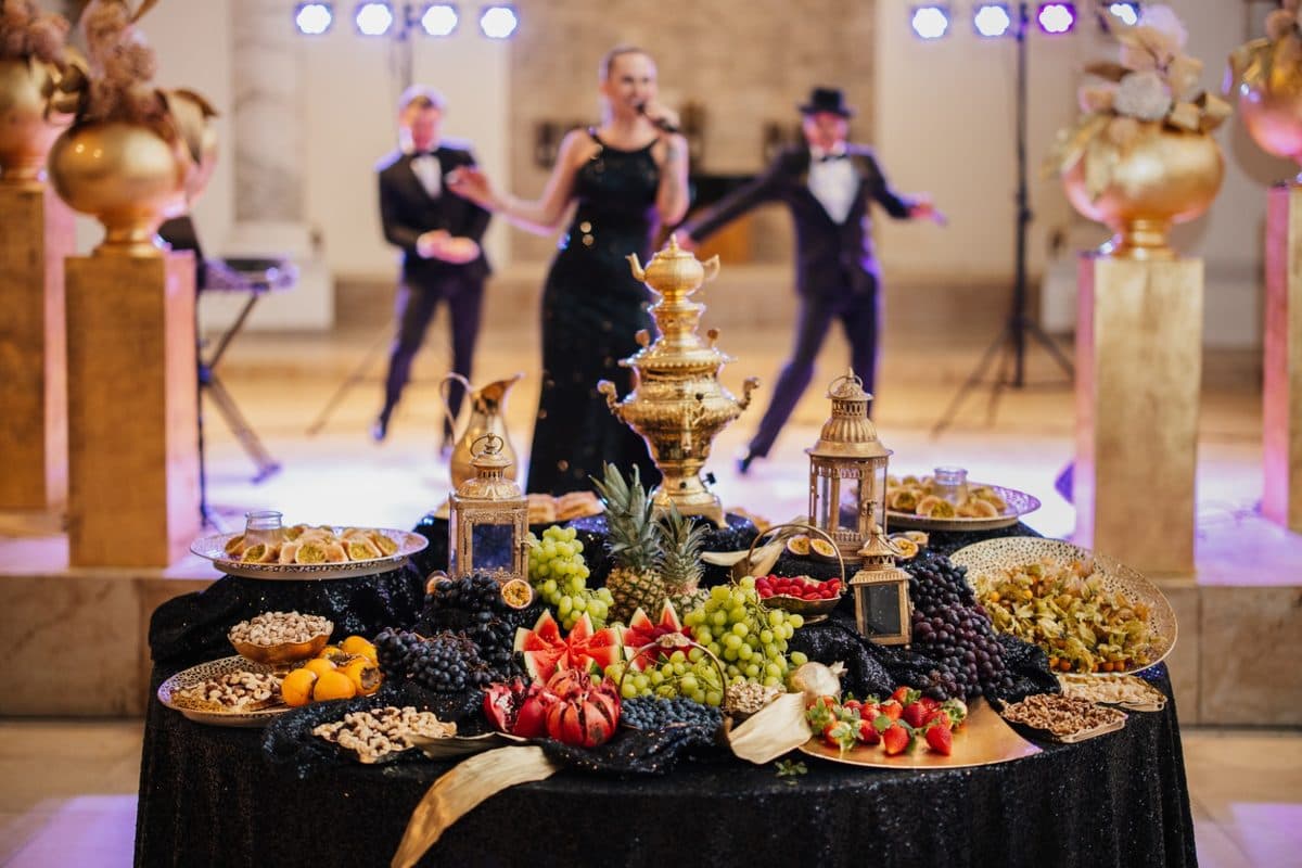 Orientalisch inspiriertes Dessert- und Früchtebuffet mit goldenem Samowar