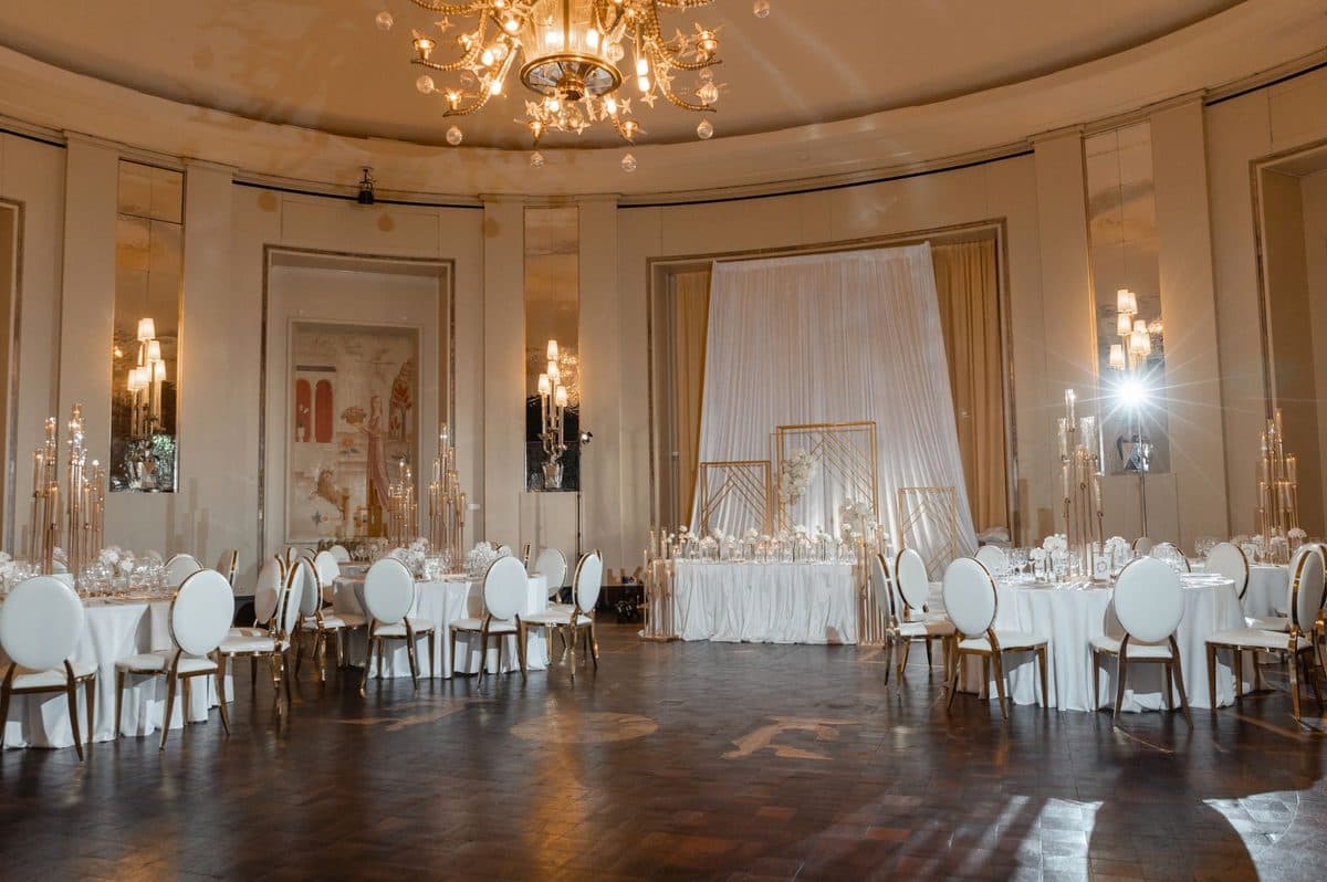 Festsaal mit Spiegelwänden, goldenem Rückwand-Rahmen und Kristall-Kerzenständern