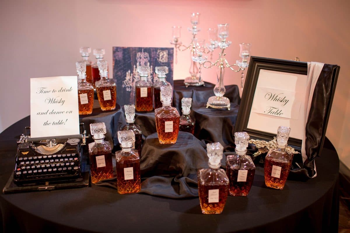 Whisky Table mit Karaffen, Schreibmaschine und Kristall-Kerzenständer