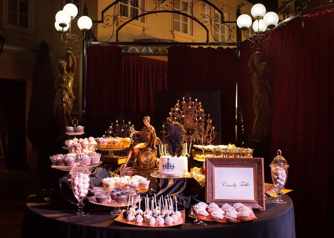 Candy Table im Great-Gatsby-Stil mit Cupcakes, Süßigkeiten und goldener Deko