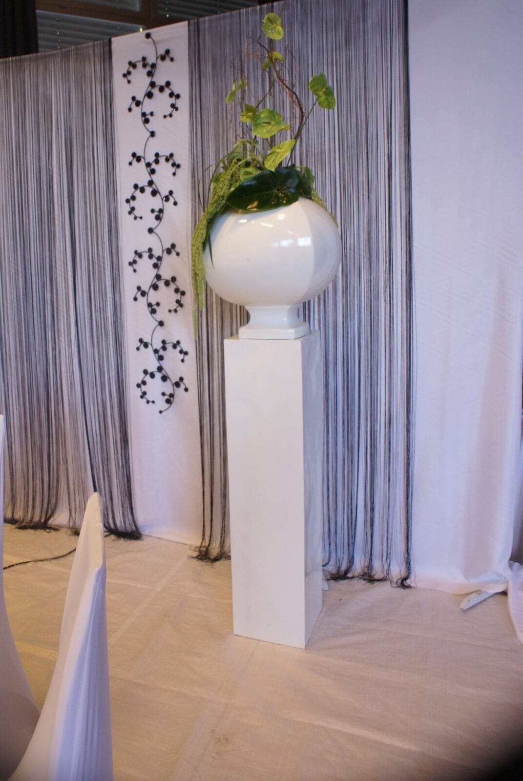 Weiße Vase riesig mit weißer Säule – Foto 3