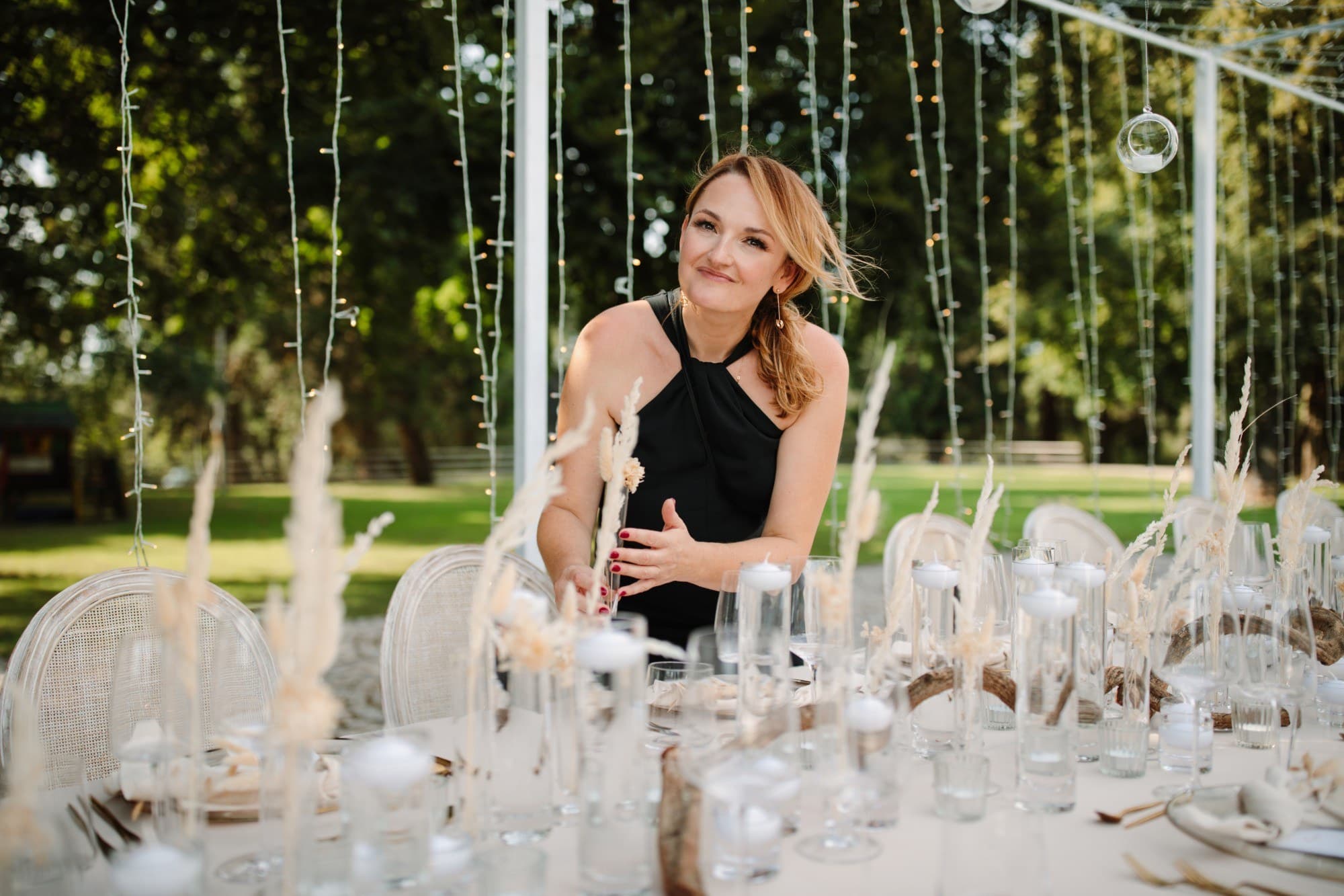 Linda Helbling, Gründerin von events for eternity, bei der Dekoration eines Hochzeitstischs