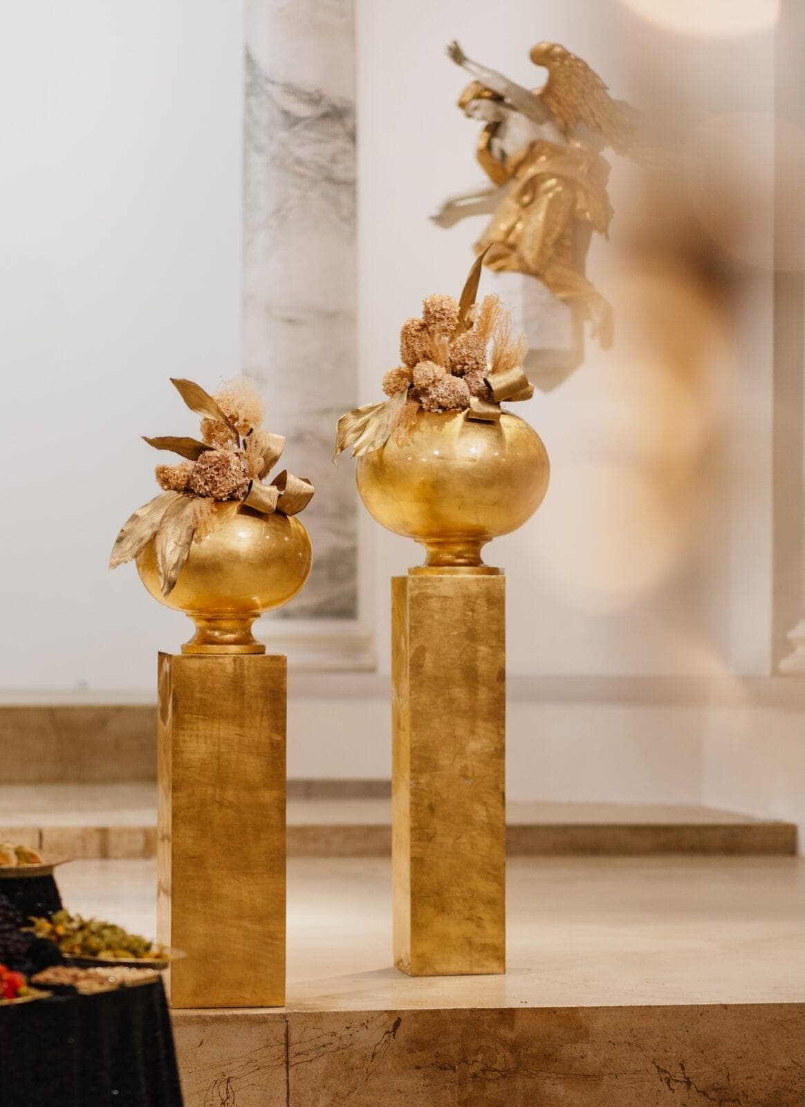 Goldene Vase riesig mit goldener Säule