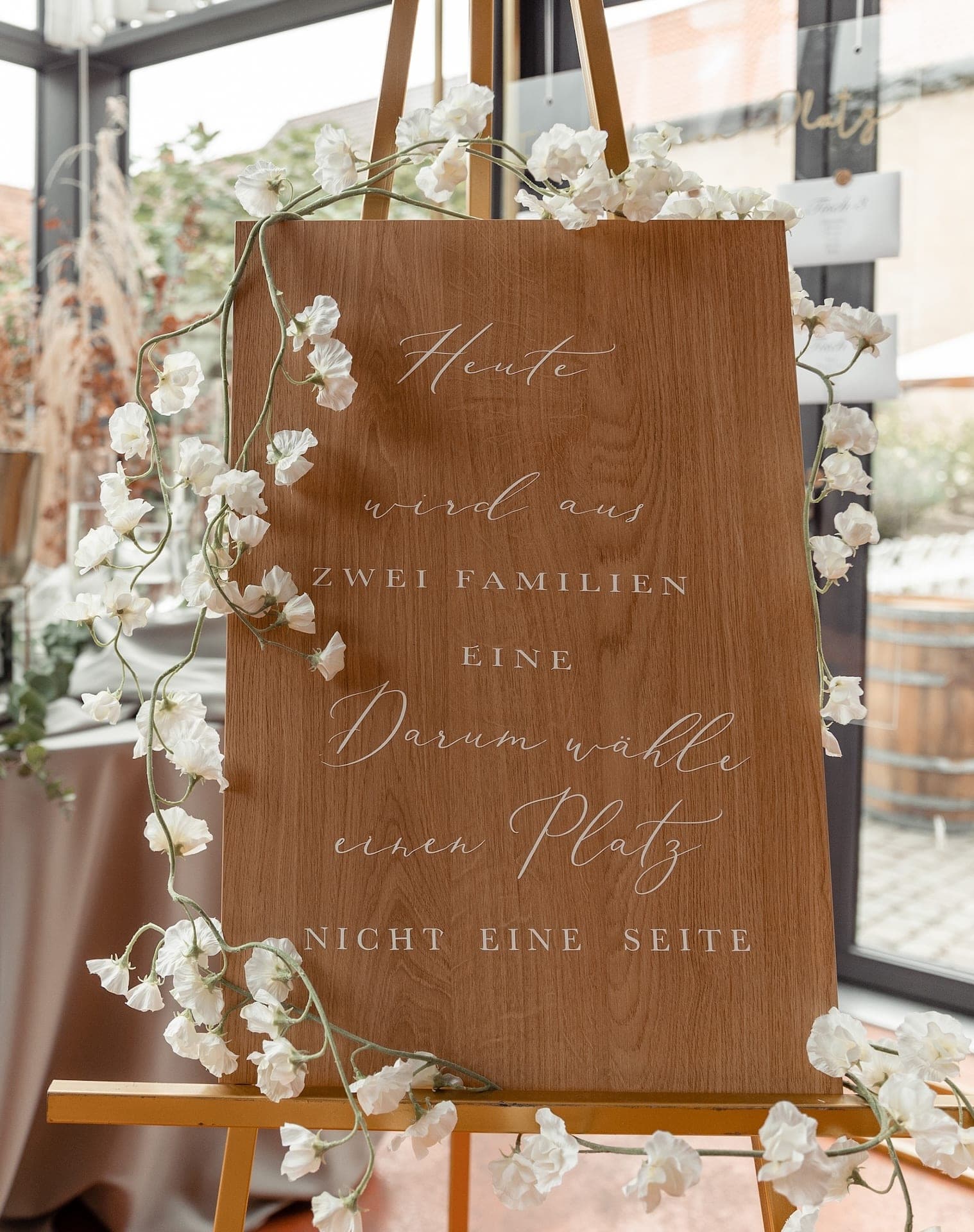 Schild: „Heute wird aus 2 Familien 1“ Holz